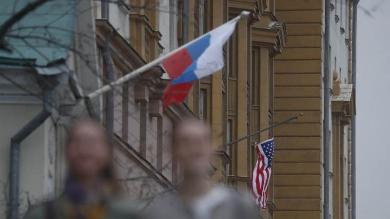 US tells Americans in Russia to avoid crowds