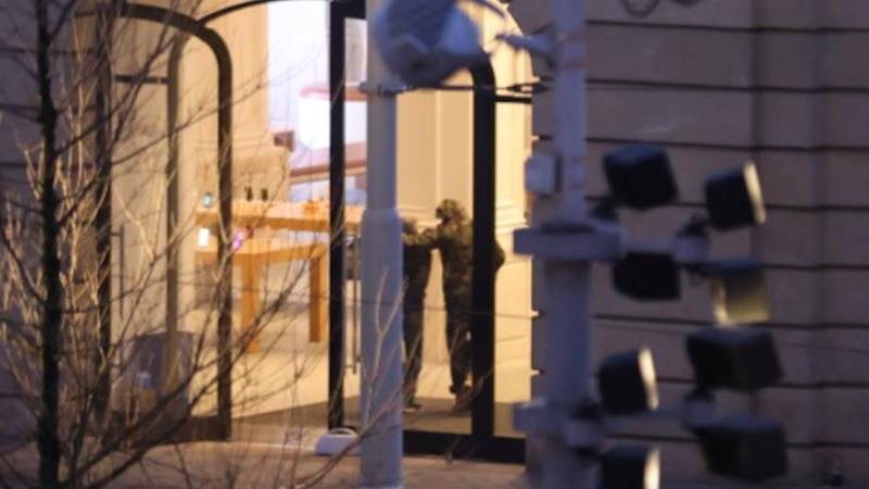 Some hostages freed from Amsterdam Apple store