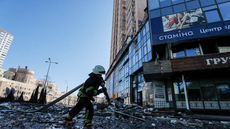 Street combat breaks out in Kiev