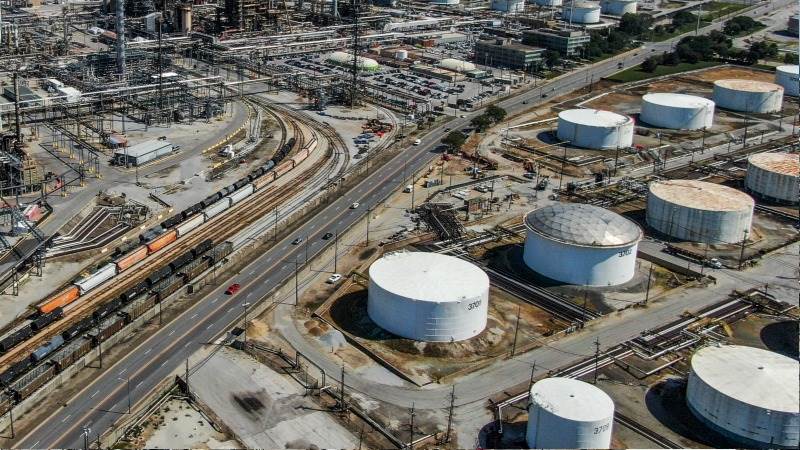 Report: US oil inventories down by 6.1M barrels