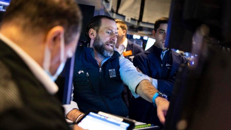 Dow soars over 600 pts on rate hike comments