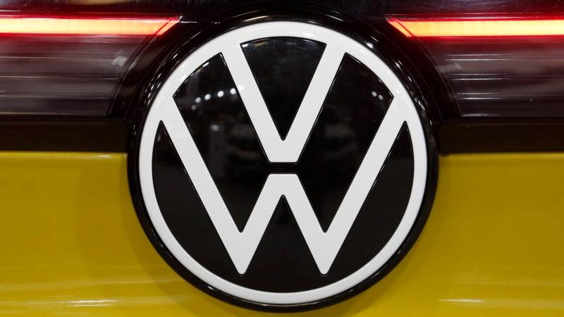 VW stops production in Russia