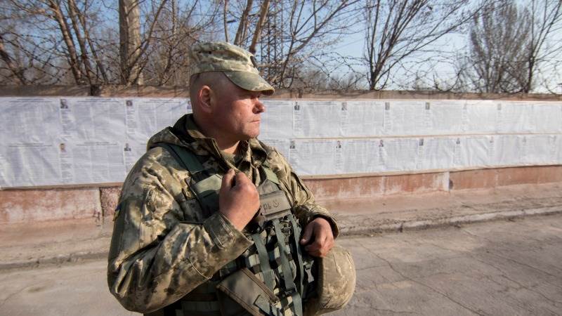 Ukrainian Mariupol running out of food, under siege