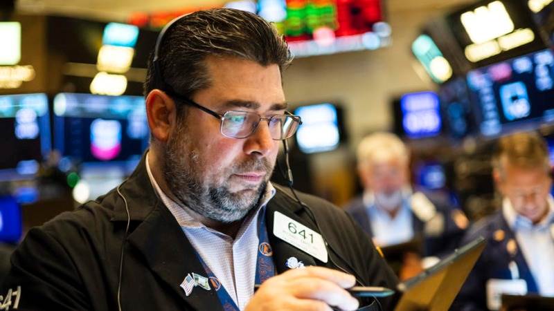 US opens mostly lower after turbulent premarket