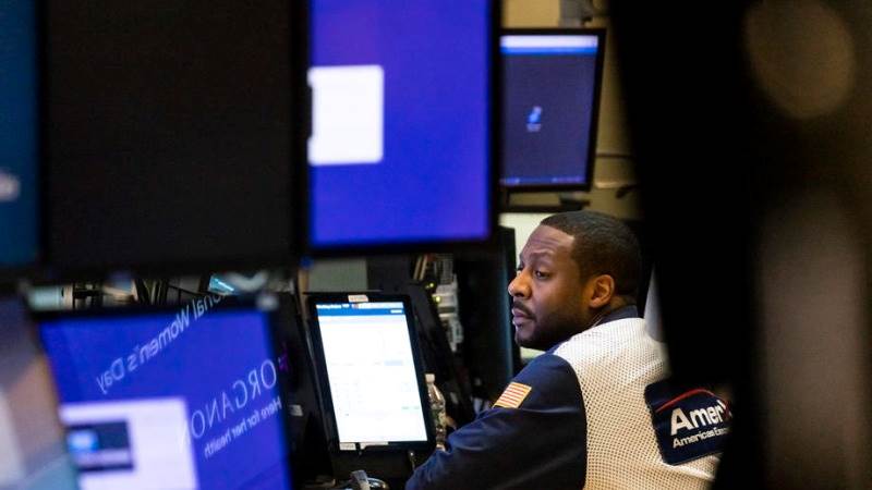 Dow drops 600 pts as Ukraine crisis continues