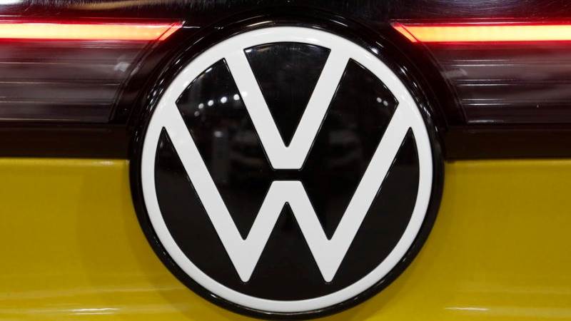 VW halts hybrid models amid chip shortage, Ukraine crisis