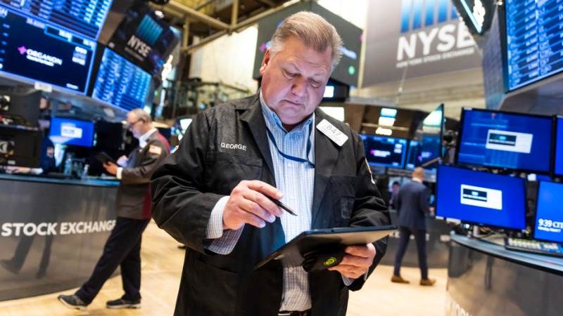 Wall Street sinks deep, Dow tumbles nearly 1,000 pts