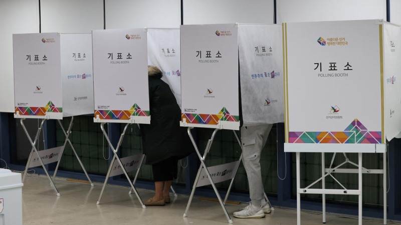 Exit polls project tight race in S. Korean election