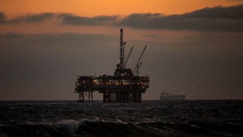 Oil prices extend losses, sink by more than 10%