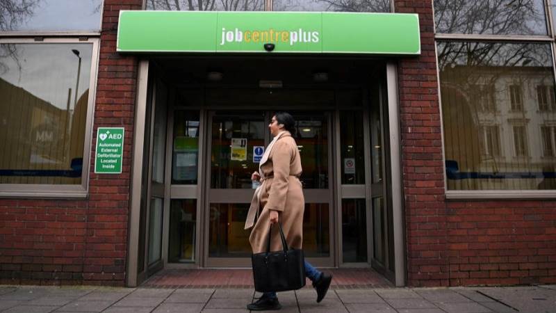 UK unemployment rate down to 3.9% in January