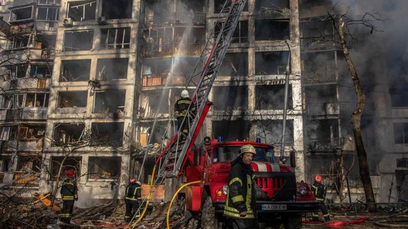 Toppled missile hits residential building in Kiev