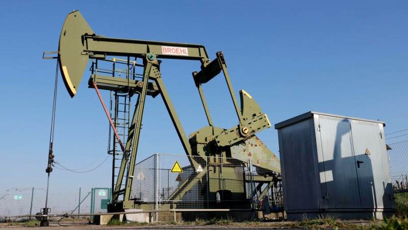 Oil prices sink 4% as China lockdowns hurt demand