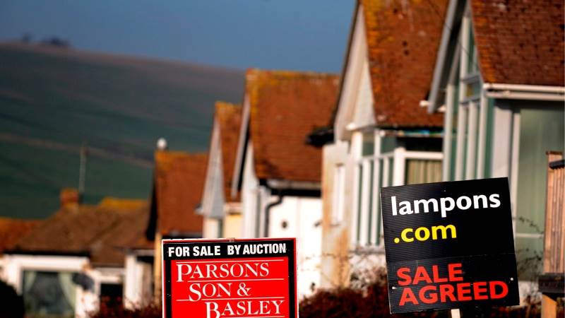 UK mortgage approvals fall to 71,000 in February