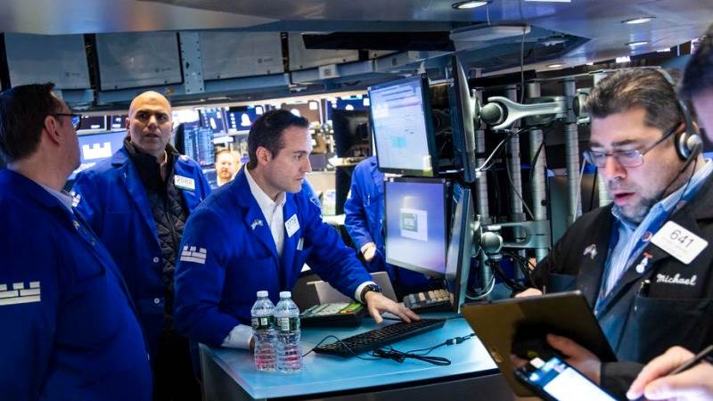 Dow falls 400 pts, amid earnings, data