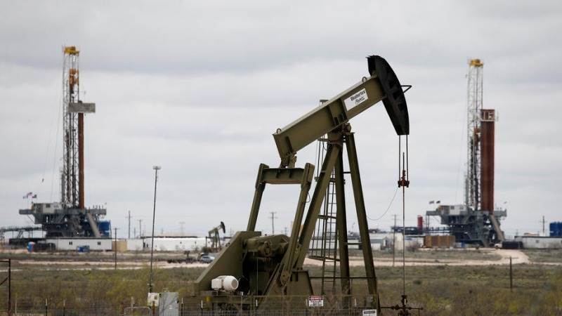 Oil prices extend losses, WTI down 4%