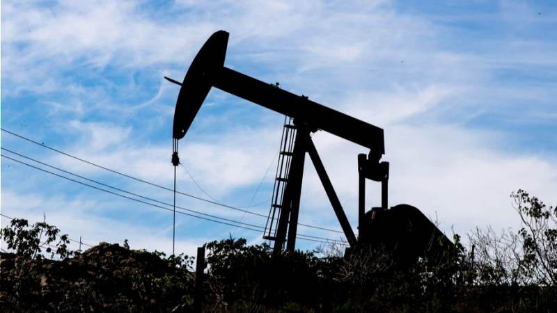 Oil decreases after US inventories grow