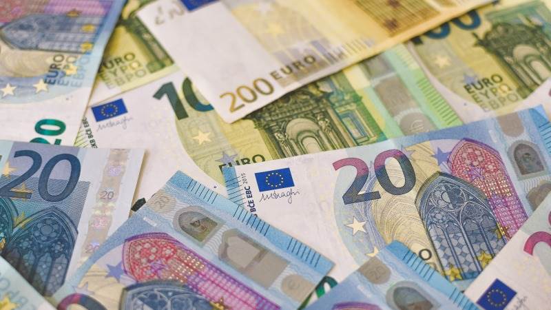 Euro sinks 1% versus dollar after ECB’s input