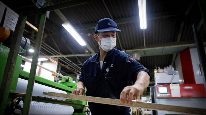 Japan factory activity further contracts in April