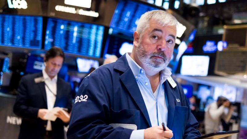 Wall Street slump continues, Dow dives 900 pts