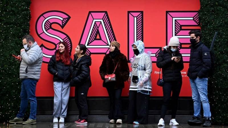 Eurozone consumer confidence falls further in April