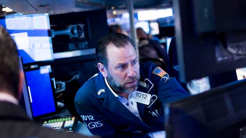 US shares plunge further, Dow tumbles 600 pts