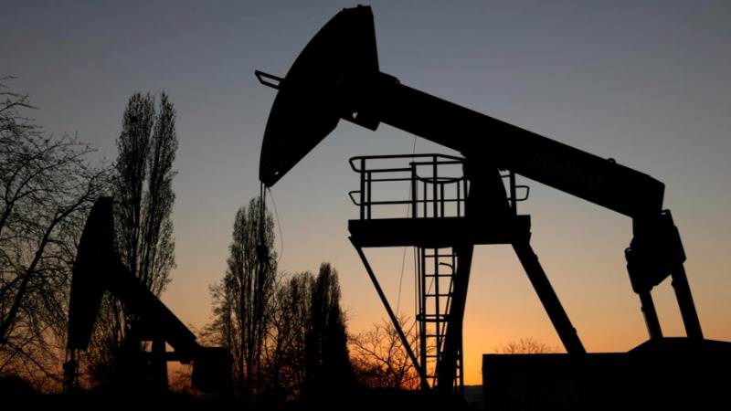 Oil down 2.5% on China economic worries