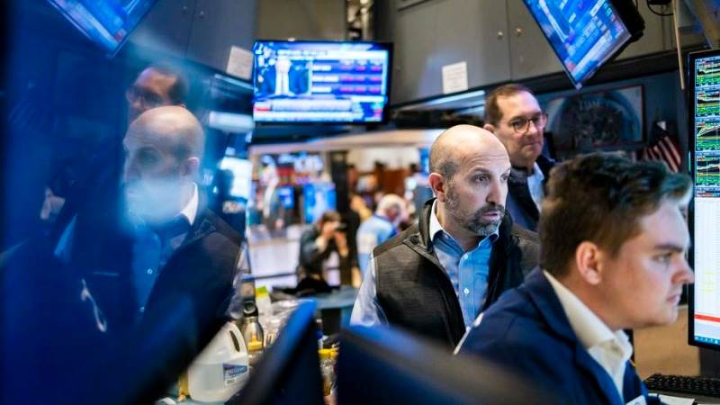 US swings to losses again in volatile session