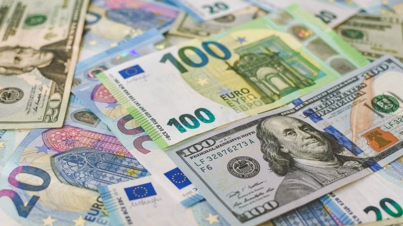 Euro tumbles further, drops 1.25% against dollar