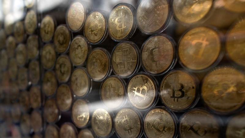 Bitcoin loses over 5%, dips below $21,000