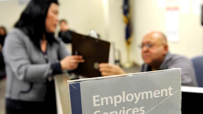 US initial jobless claims up by 14,000 to 262,000