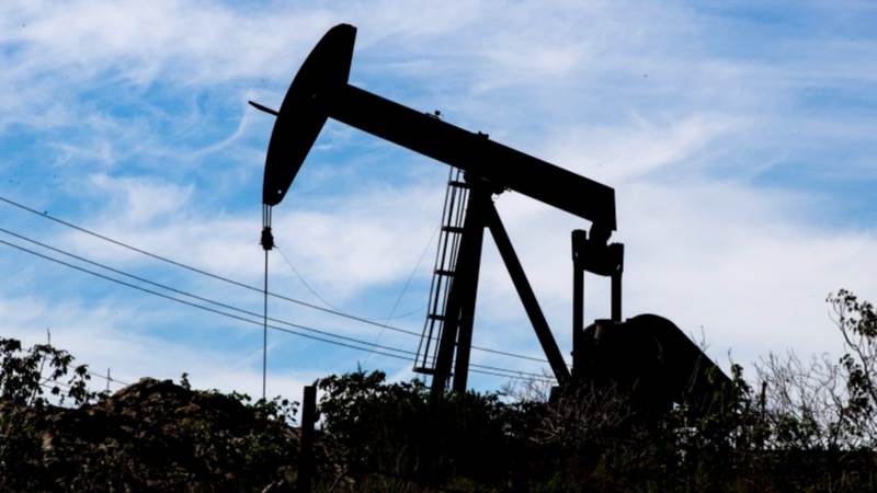 Oil prices reverse losses as US inventories drop