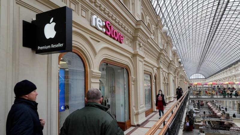 Apple’s retailer in Russia closes unprofitable shops