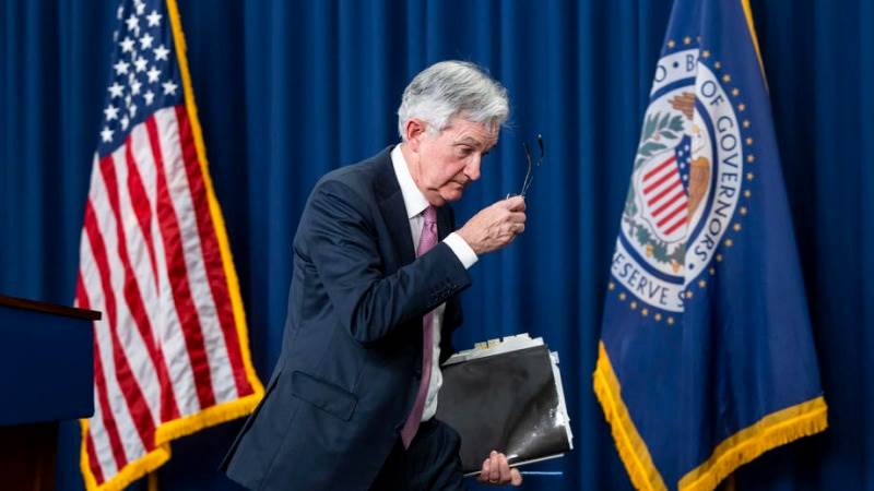 Fed sees rising inflation risks, officials favor 50 bp rate hikes