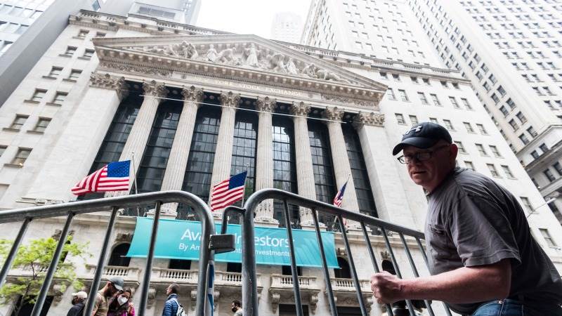 US closes higher despite disappointing data