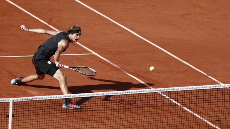 Zverev beats Alcaraz to reach Roland Garros semis