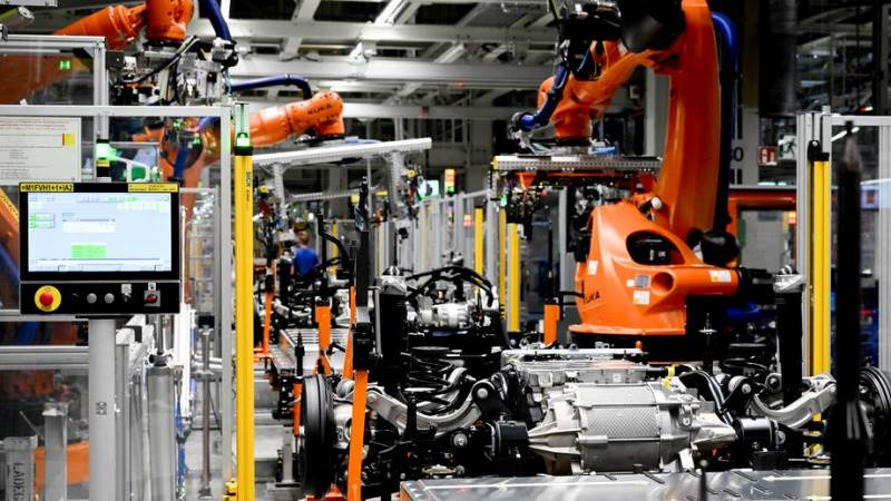 German factory orders down 2.7% in April