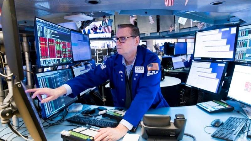 Wall Street extends losses, Dow drops 390 points