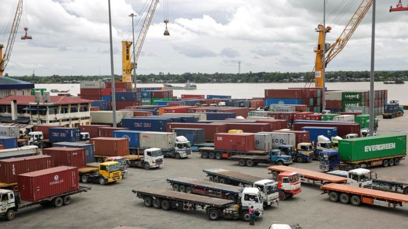 UK trade deficit at £24.3B in quarter to April