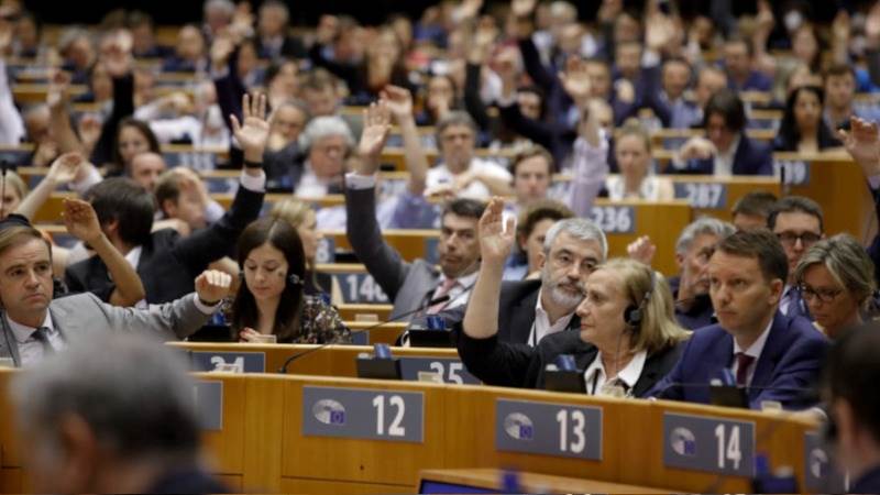 EU parliament backs granting Ukraine, Moldova candidate status