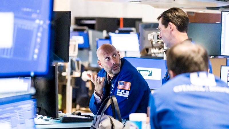 Dow opens 450 pts lower on economic concerns