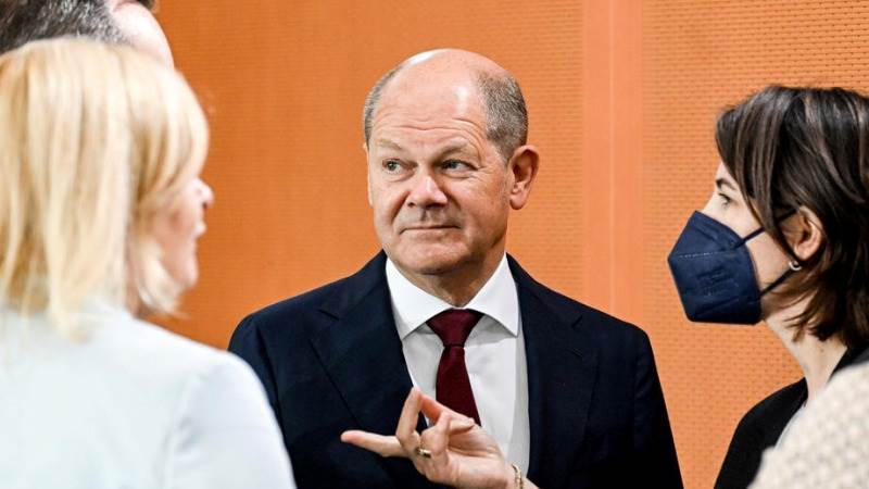 Oil plummets as Scholz confirms faster energy transition