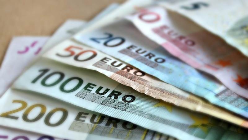 Euro extends losses vs. dollar to trade under $1.01