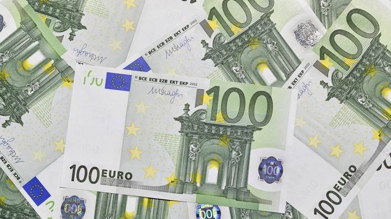 Euro drops to 7-year low against Swiss franc