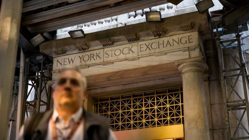 Wall Street closes lower after disappointing earnings