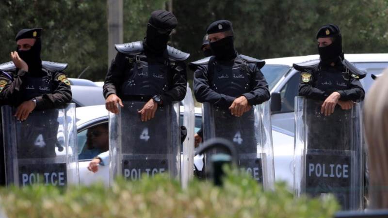 Iraqi protesters storm parliament building