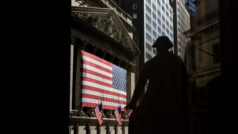 Wall Street closes with gains amid recession woes