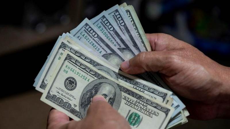 Dollar declines as Fed rate hike fears subside