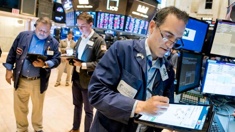 US closes lower on data reports