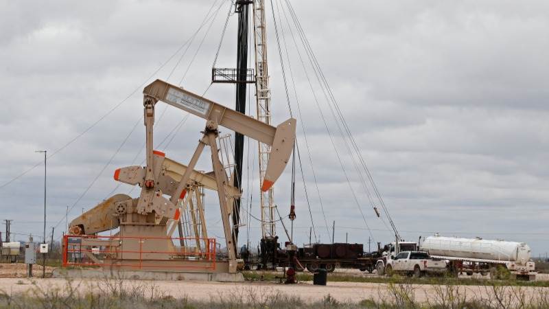 Oil decreases as demand fears persist