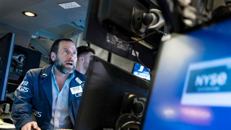 Dow up 350 pts after upbeat services data